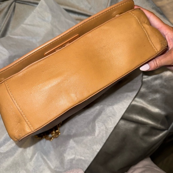 Tory Burch Britten Large Adjustable Shoulder Bag in Bark Leather, Logo - Picture 8 of 10